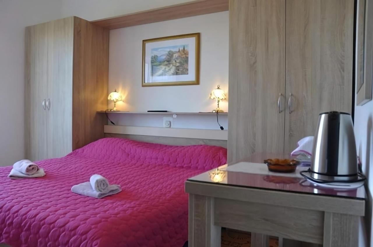Kuca Carmen Hotel Rab Town Buitenkant foto
